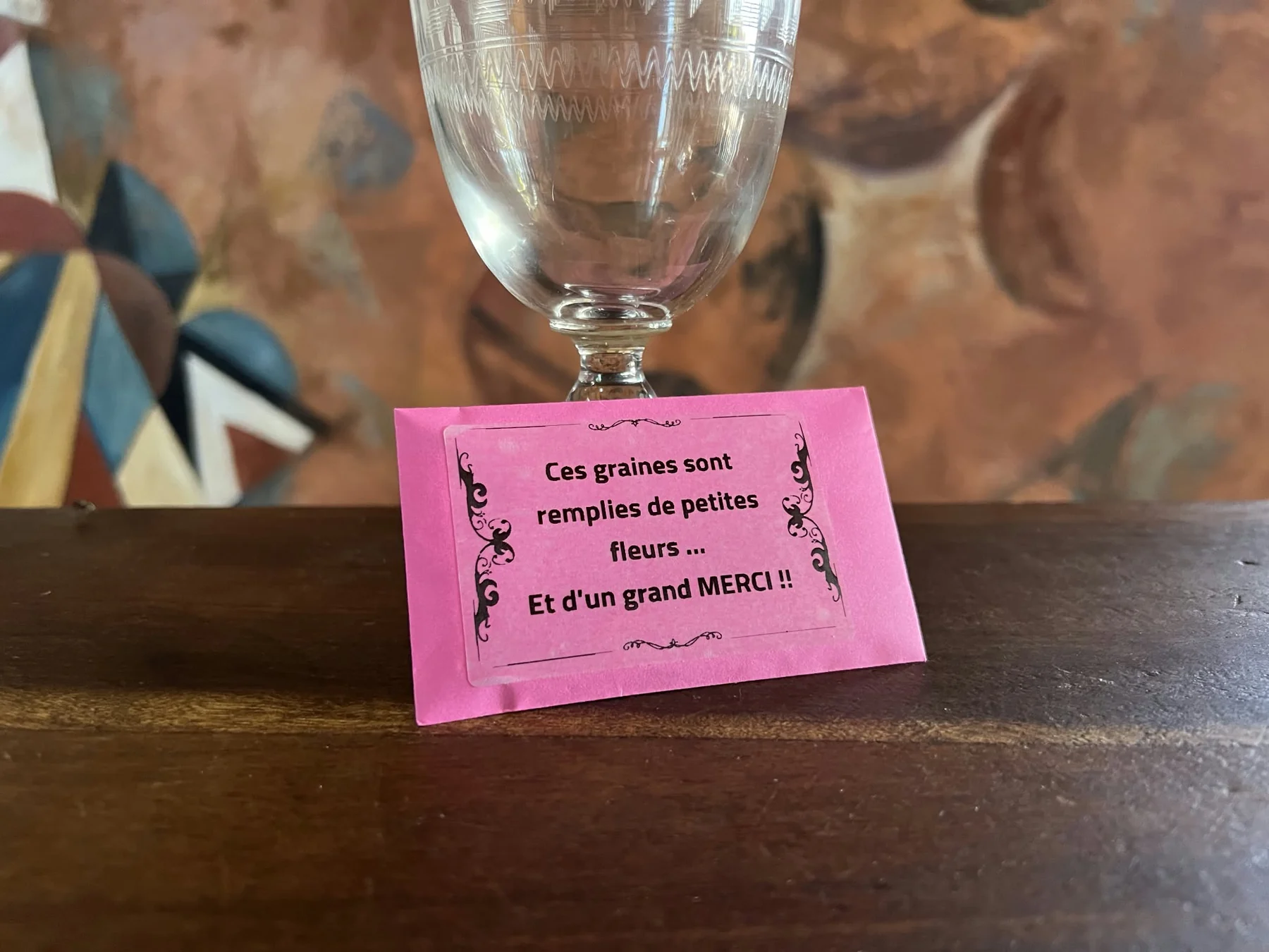 Un sachet rose personnalisé, posé sur une table de réception